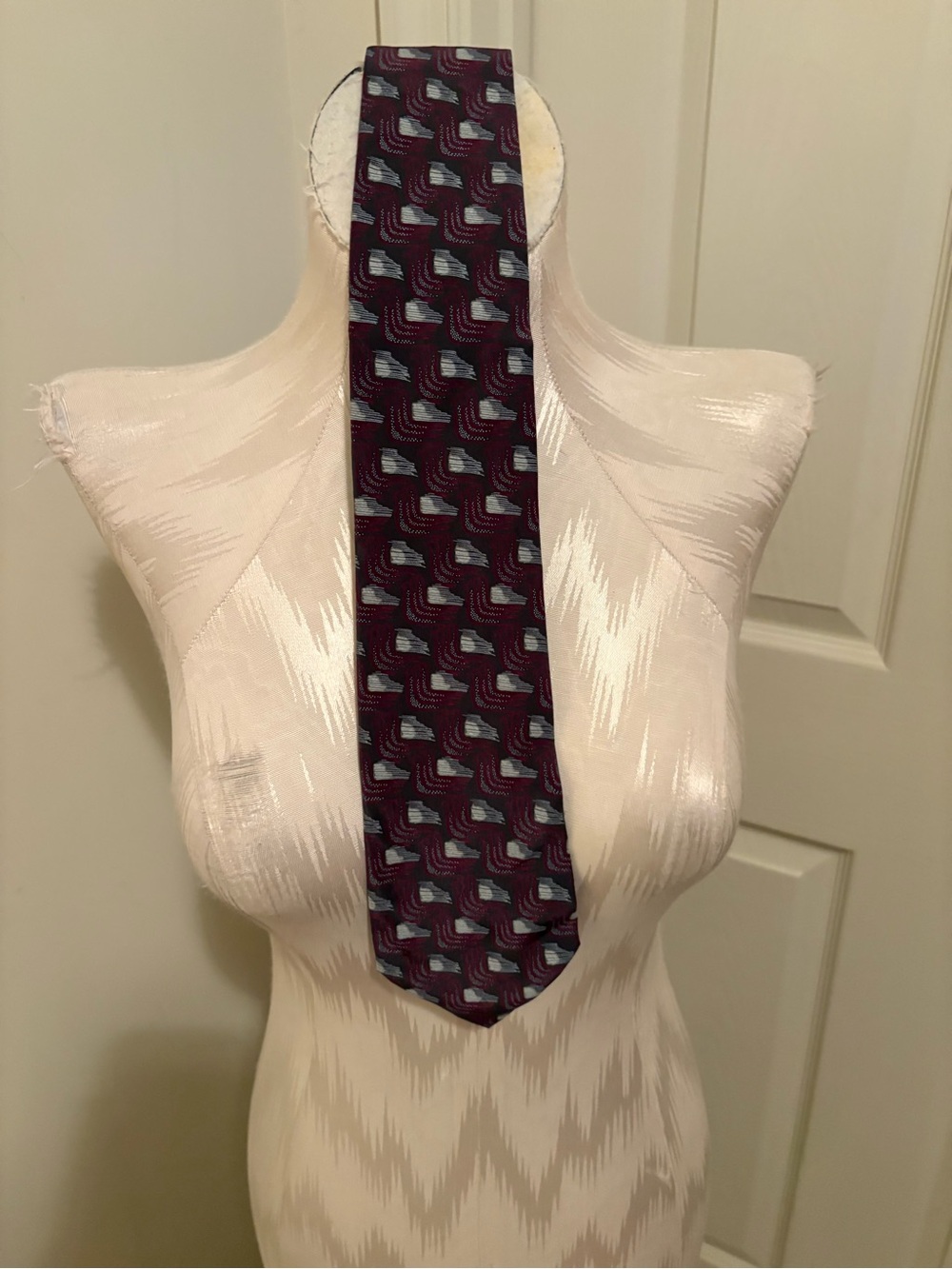 Valentino vintage Classic Men's Burgundy Patterned Silk Tie